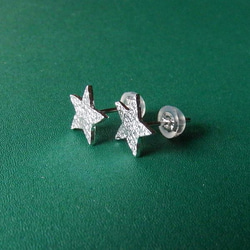 純銀製・粗い梨地模様の星のピアス 3枚目の画像