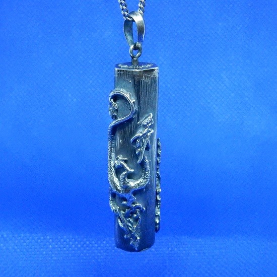 SILVER925　六角柱に龍のペンダント