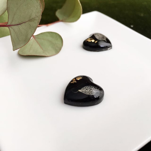 レジン ハート型 金箔 シンプル 黒 ドライフラワー ピアス イヤリング