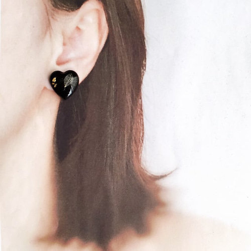 レジン ハート型 金箔 シンプル 黒 ドライフラワー ピアス イヤリング