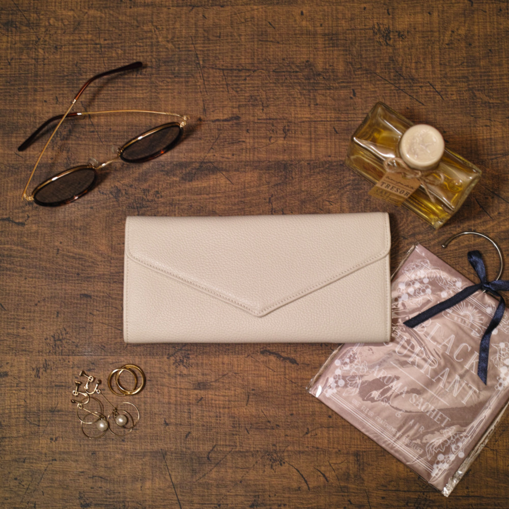 【送料無料】オフホワイトの長財布(レザー・革)