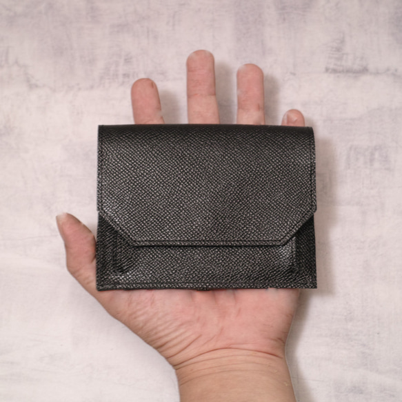 イタリアンレザーのカブセ付きフラグメントケース(ミニ財布・ブラック) 2枚目の画像