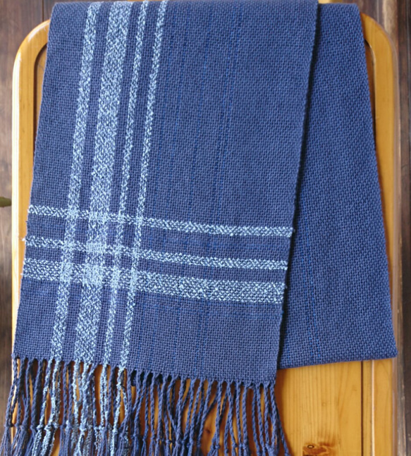手織り・ネイビーのシルクコットンストール 4枚目の画像