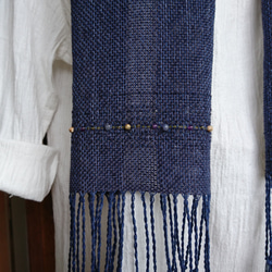 手織り・ビーズ糸を織り込んだストール・ネイビー 1枚目の画像