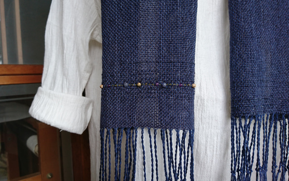 手織り・ビーズ糸を織り込んだストール・ネイビー 1枚目の画像