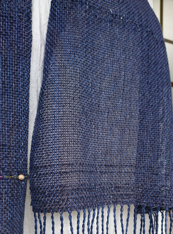手織り・ビーズ糸を織り込んだストール・ネイビー 3枚目の画像