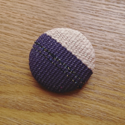 手織り・くるみボタンのブローチ 1枚目の画像