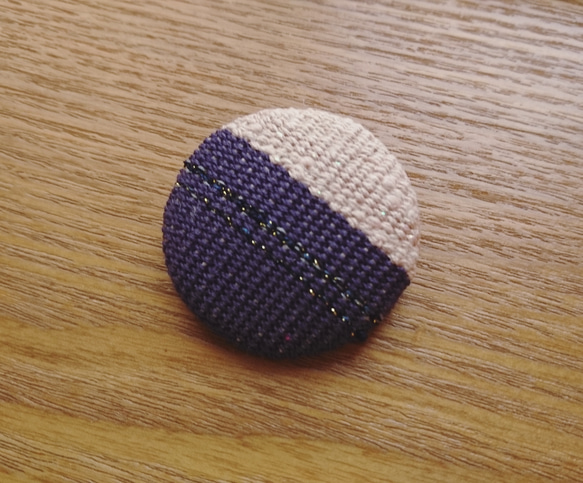 手織り・くるみボタンのブローチ 1枚目の画像