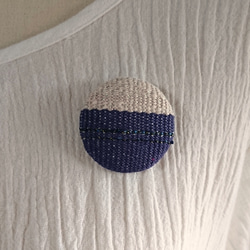 手織り・くるみボタンのブローチ 2枚目の画像