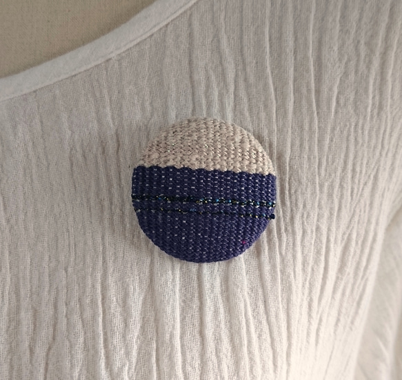 手織り・くるみボタンのブローチ 2枚目の画像