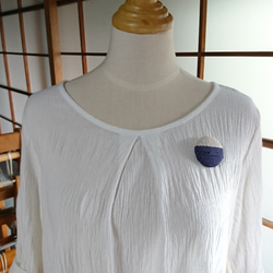 手織り・くるみボタンのブローチ 3枚目の画像