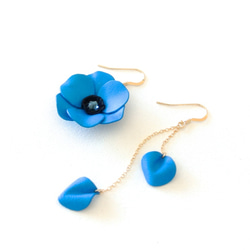 anemone 耳環/ 夾式耳環（藍·不對稱） 第2張的照片