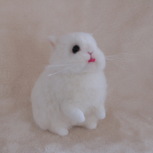 ペロッと舌だし♪ベビーの白うさぎさん 羊毛フェルト 羊毛