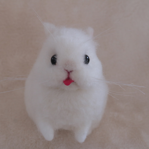 ペロッと舌だし♪ベビーの白うさぎさん 羊毛フェルト 羊毛