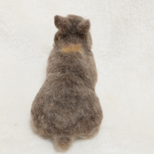スラッとしたリアルな野うさぎさん ニホンノウサギ 羊毛フェルト