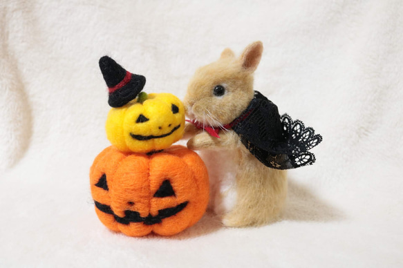 【ハロウィン飾り】羊毛フェルト カボチャ帽子のうさぎさん ハロウィン飾り】羊毛フェルト カボチャ帽子のうさぎさん - メルカリ