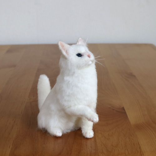 何かを見つけた白猫ちゃん 羊毛フェルト 羊毛フェルト SEVEN's Bunny
