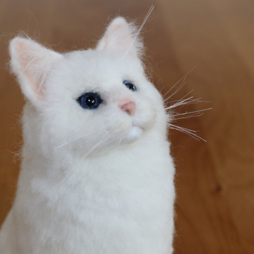 何かを見つけた白猫ちゃん 羊毛フェルト 羊毛フェルト SEVEN's Bunny