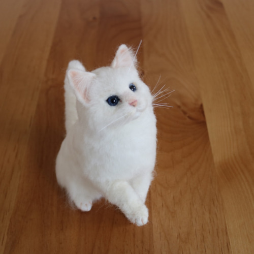 何かを見つけた白猫ちゃん 羊毛フェルト 羊毛フェルト SEVEN's Bunny