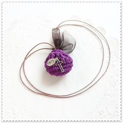 葡萄；Little Crochet ネックレス 巾着袋・パープル グレープ シック 大人かわいい・お守り袋 ニット小物 2枚目の画像