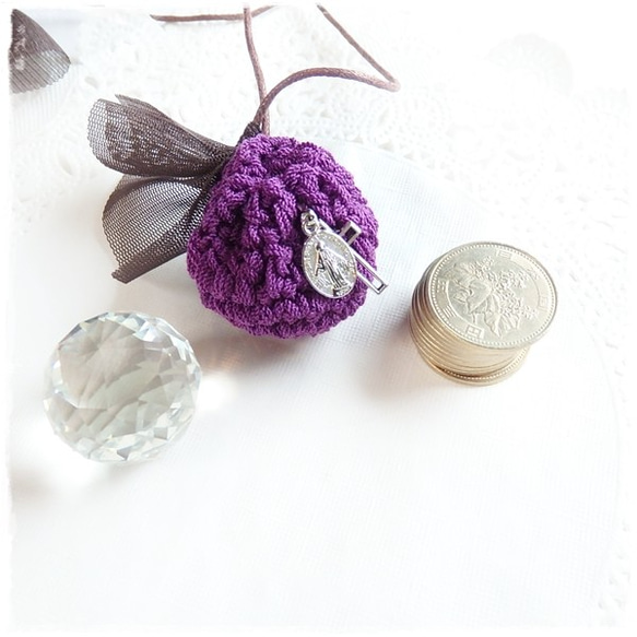 葡萄；Little Crochet ネックレス 巾着袋・パープル グレープ シック 大人かわいい・お守り袋 ニット小物 3枚目の画像