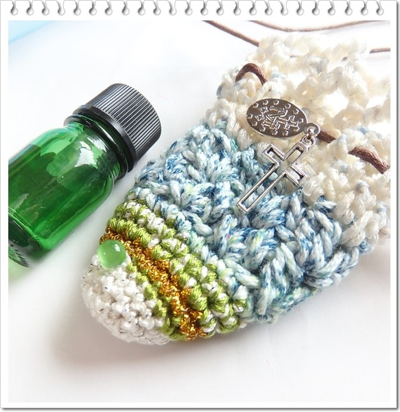 Fish Crochet；ネックレス 巾着袋 ホワイト グリーン ブルー・お守り袋 福袋 金魚 2枚目の画像
