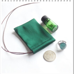 Forest Green／巾着袋 ネックレス；深みグリーン／シンプル ミニマル ユニセックス・お守り袋 薬袋 持ち塩袋 3枚目の画像