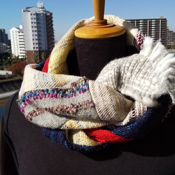 手織りの布でパッチワーク風マフラー（紺、白、赤、黄） 3枚目の画像