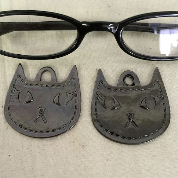 猫チャーム ねこ 両面ネコの顔 2カラー 黒メタリックブラック 2ヶセット add51884s 1枚目の画像