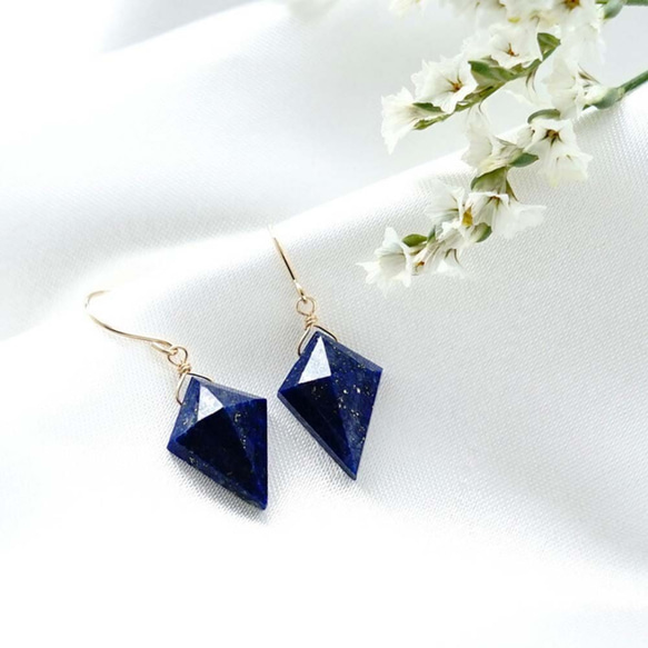 ラピスラズリイヤリング式ピアス　K18 新品 K18 ラピスラズリ 稀な美しいダイヤモンドカット 夜空のような