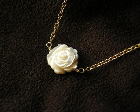 14kgf珍珠母玫瑰項鍊米色天然石 第2張的照片
