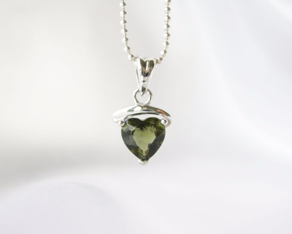 SV925 モルダバイト ハート ペンダント 天然石