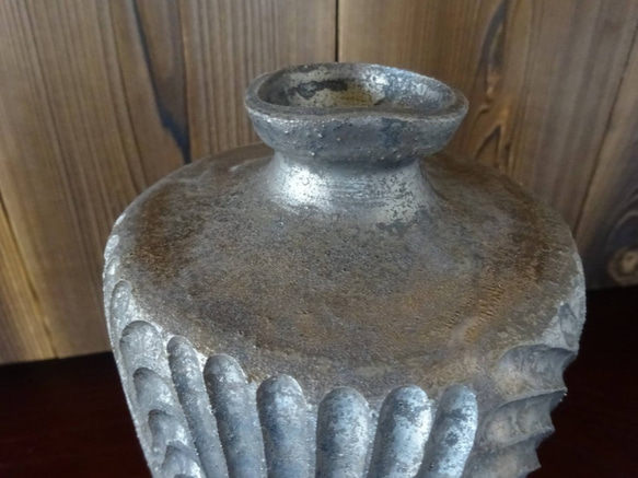 【SALE】肩衝三脚しのぎ花器いぶし金彩５ 5枚目の画像
