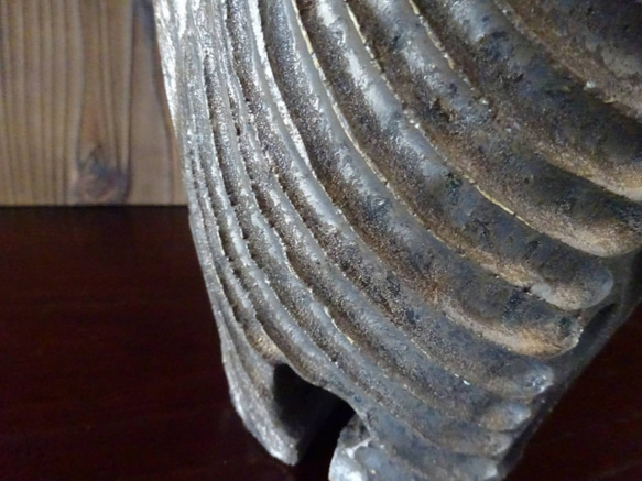 【SALE】肩衝三脚しのぎ花器いぶし金彩５ 6枚目の画像