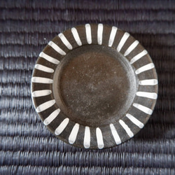 1/3ミニチュア食器　黒釉リム平皿　7cm　シルバーライン　ドール用 2枚目の画像