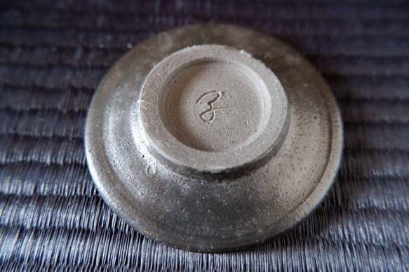 1/3ミニチュア食器　黒釉リム平皿　7cm　シルバーライン　ドール用 4枚目の画像