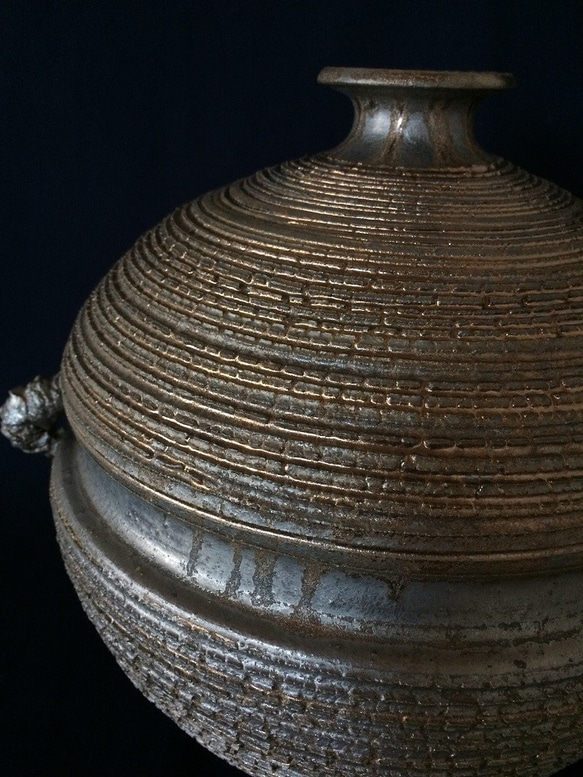 【SALE】いぶし金彩裂紋耳付き花器１ 4枚目の画像