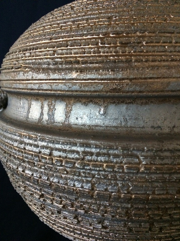 【SALE】いぶし金彩裂紋耳付き花器１ 5枚目の画像