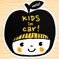 KIDS IN CAR キッズインカー　マグネットステッカー(りんご帽子のおにいちゃん） 1枚目の画像