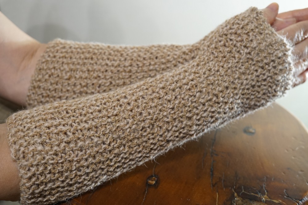 アルパカのリストウォーマー(ベージュ)/手紡ぎ糸・手編み