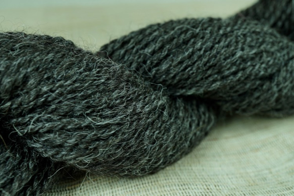 アルパカ100%双糸(手紡ぎ糸)黒ねず 1枚目の画像