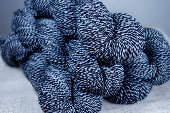 藍染風手紡ぎ糸のベスト/軽くて暖かな極細糸の双糸です 5枚目の画像