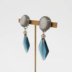 グレーのキャッツアイとブルーのドイツ製アクリルダイヤの蝶バネイヤリング（シリコンカバー付） 3枚目の画像