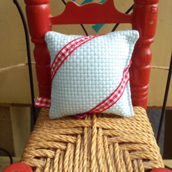 手縫い☆ピンクッション☆椅子デザインのクロスステッチ柄☆赤色☆チェックリボン付 3枚目の画像
