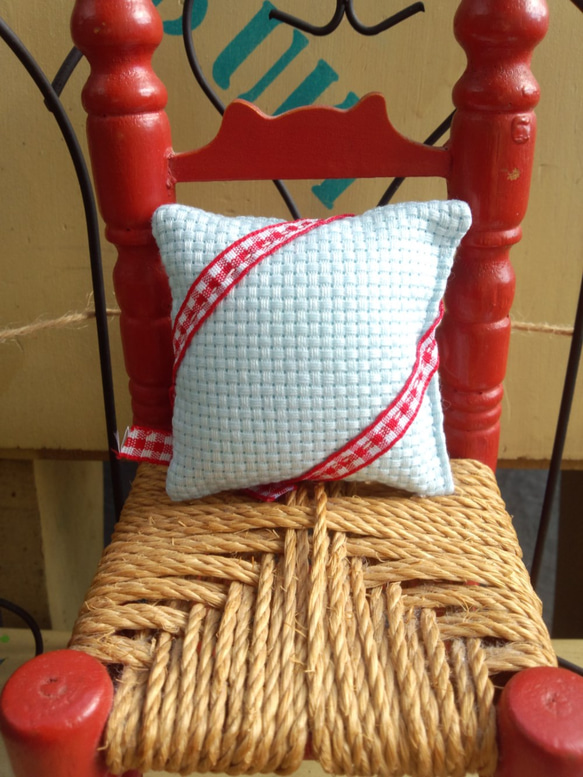 手縫い☆ピンクッション☆椅子デザインのクロスステッチ柄☆赤色☆チェックリボン付 3枚目の画像