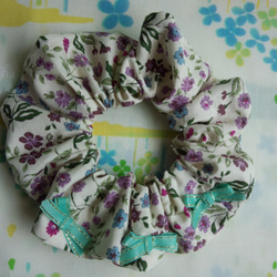 手縫い☆シュシュ☆リボン3個付☆大人薄紫小花柄☆Φ12㎝☆ 3枚目の画像