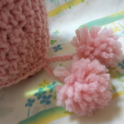 ☆手縫い屋の編み編み帽子☆大小3つのボンボン付き☆53㎝☆苺ミルク色 2枚目の画像