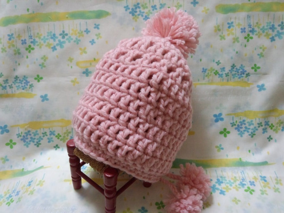 ☆手縫い屋の編み編み帽子☆大小3つのボンボン付き☆53㎝☆苺ミルク色 4枚目の画像