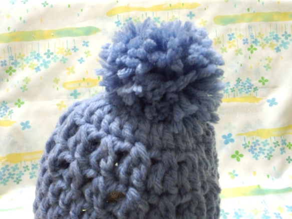 ☆手縫い屋の編み編み帽子☆大小3つのボンボン付き☆53㎝☆ほんわか青色 1枚目の画像