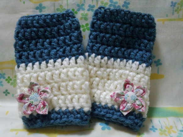 ☆手縫い屋の編み編みハンドウォーマー☆お花付き☆マドンナブルー＆白 2枚目の画像